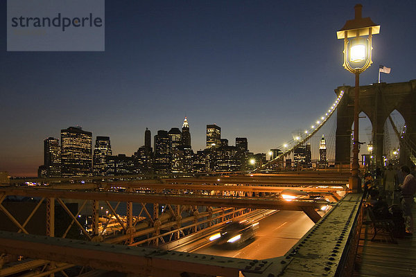 Brooklyn Bridge mit Manhattan bei Nacht  New York City  New York  USA