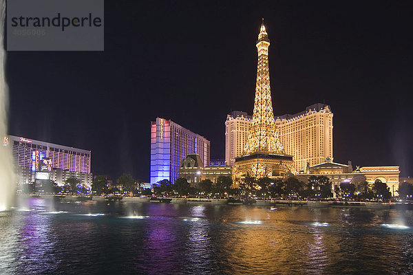 Hotel Paris und der See vor Bellagio bei Nacht  Las Vegas  Nevada  USA