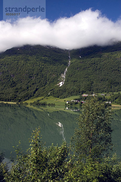 Wasserfall am See Jölstravatnet  Sogn og Fjordane  Norwegen  Skandinavien  Europa
