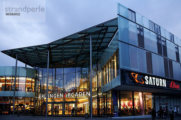 Einkaufszentrum in der Dämmerung  Erlangen  Mittelfranken  Bayern  Deutschland  Europa