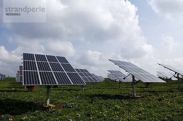 Photovoltaik-Anlage auf freiem Feld  Oberrüsselbach  Mittelfranken  Bayern  Deutschland  Europa