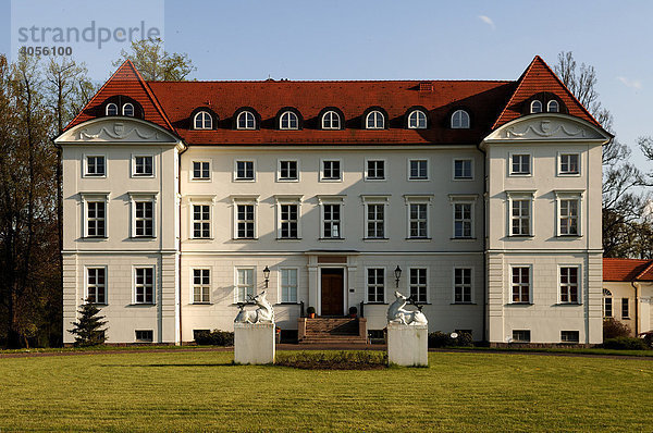 Hauptfassade Schloss Wedendorf  Wedendorf  Mecklenburg-Vorpommern  Deutschland  Europa