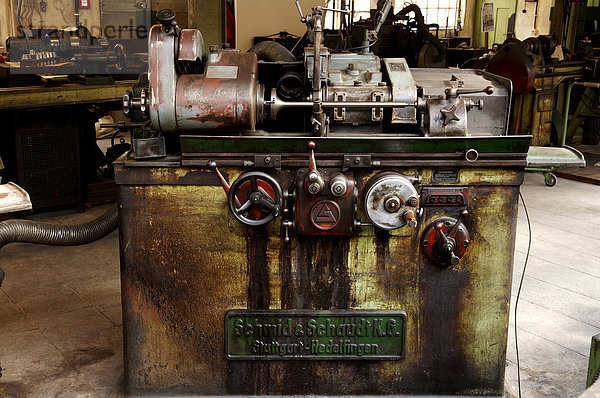 Spitzenlose Rundschleifmaschine für Autoventile  1942  Industriemuseum  Lauf an der Pegnitz  Mittelfranken  Bayern  Deutschland  Europa