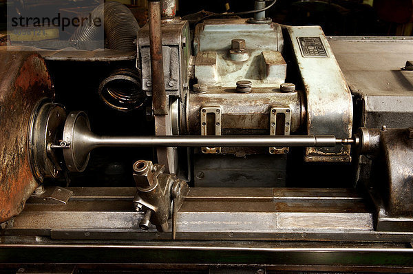 Spitzenlose Rundschleifmaschine für Autoventile  Detail  1942  Industriemuseum  Lauf an der Pegnitz  Mittelfranken  Bayern  Deutschland  Europa
