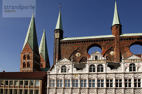 Alte Rathausfassade neben der Marienkirche  Lübeck  Schleswig-Holstein  Deutschland  Europa