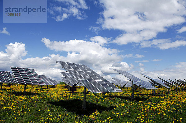 Photovoltaikanlage auf freiem Feld  Oberrüsselbach  Mittelfranken  Bayern  Deutschland  Europa