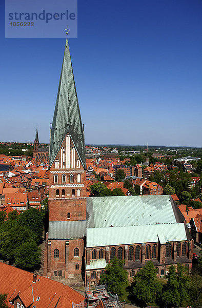 Blick vom Wasserturm auf die Johanniskirche  Lüneburg  Niedersachsen  Deutschland  Europa