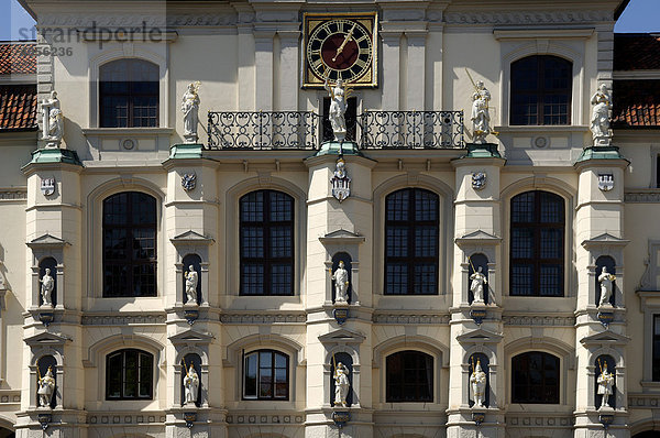 Rathausfassade  Detail  mit Figuren  Lüneburg  Niedersachsen  Deutschland  Europa