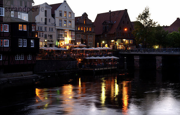 Abendlich beleuchtete Lokale am Wasser  Lüneburg  Niedersachsen  Deutschland  Europa