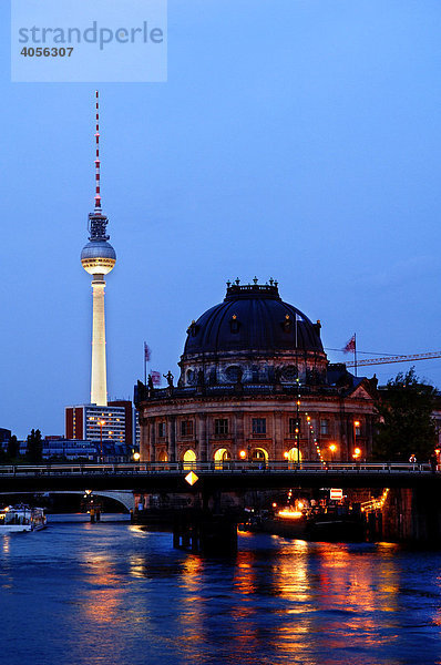 Bode-Museum mit Fernsehturm in der Abendbeleuchtung  Berlin  Deutschland  Europa