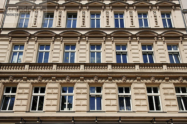 Renovierte alte Bürgerhausfassade in Berlin-Kreuzberg  Berlin  Deutschland  Europa