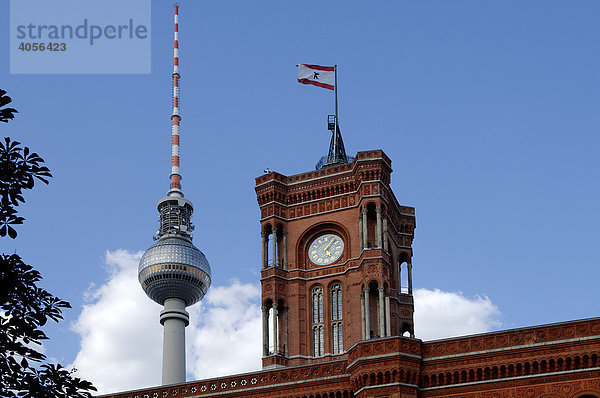 Das rote Rathaus  Detail  hinten Fernsehturm  Berlin  Deutschland  Europa