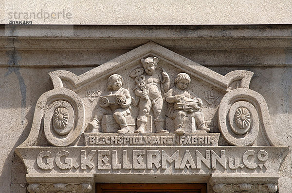 Dekoratives Detail über altem Eingang einer Blechspielwarenfabrik  Quedlinburg  Sachsen-Anhalt  Deutschland  Europa