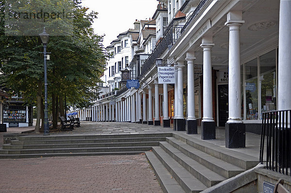 Säulen-Arkaden in einer Fußgängerzone  Tunbridge Wells  Grafschaft Kent  England  Großbritannien  Europa