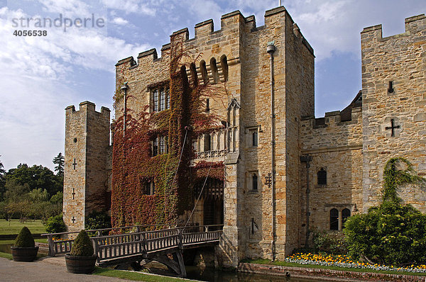 Eingangstor mit Zugbrücke  Hever Castle  Hever  Grafschaft Kent  England  Großbritannien  Europa