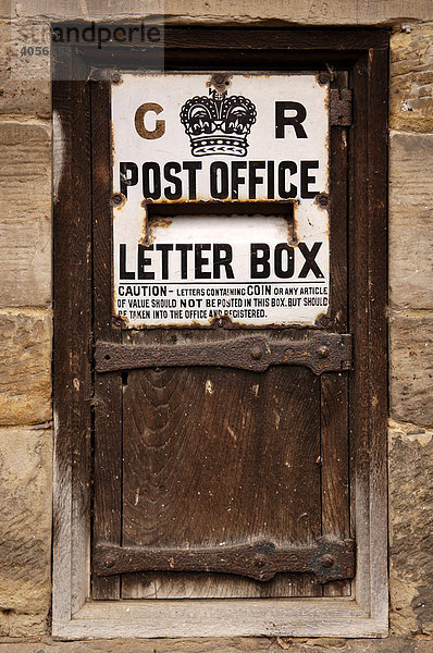 Alter Briefkasten in einer Mauer  Hever  Grafschaft Kent  England  Großbritannien  Europa