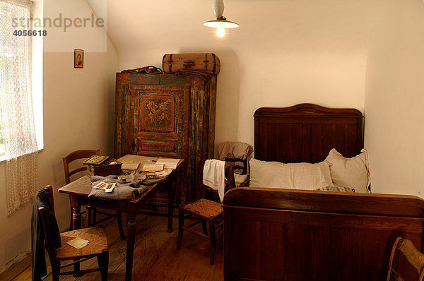 Schlafstube in einem elsässischen Bauernhaus um 1900  Eco-Museum  Ungersheim  Elsass  Frankreich  Europa