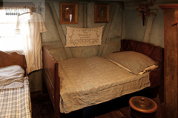 Alte Schlafkammer eines elsässischen Bauernhauses  Eco-Museum  Ungersheim  Elsass  Frankreich  Europa