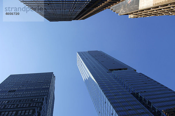Wolkenkratzer gegen blauen Himmel  New York City  USA