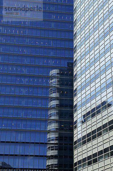 Spiegelung in der Glasfassade eines Wolkenkratzers  New York City  USA