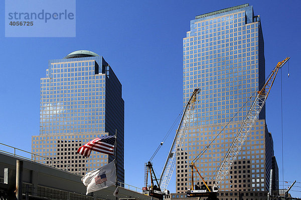 Baukräne und US Fahne am Ground Zero  hinten Hochhäuser  New York City  USA