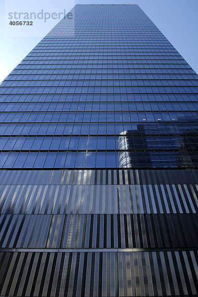 Spiegelung in der Glasfassade eines Wolkenkratzers am Ground Zero  New York City  USA