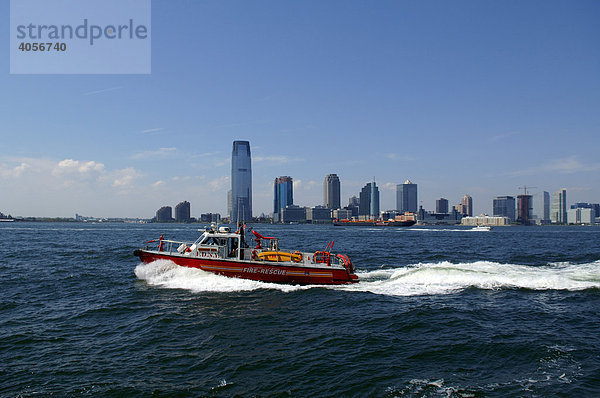 Skyline von Jersey City  vorne Rettungsboot auf dem Hudson River  Jersey City  USA
