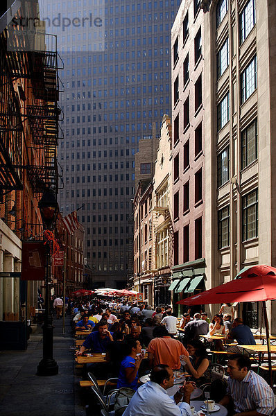 Besuchte Straßenlokale zur Mittagszeit in Downtown  hinten Wolkenkratzer  New York City  USA