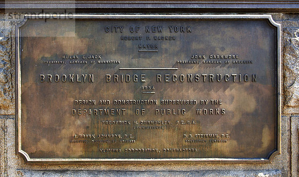 Gedenktafel an den Erbauer der Brooklyn Bridge  New York City  USA