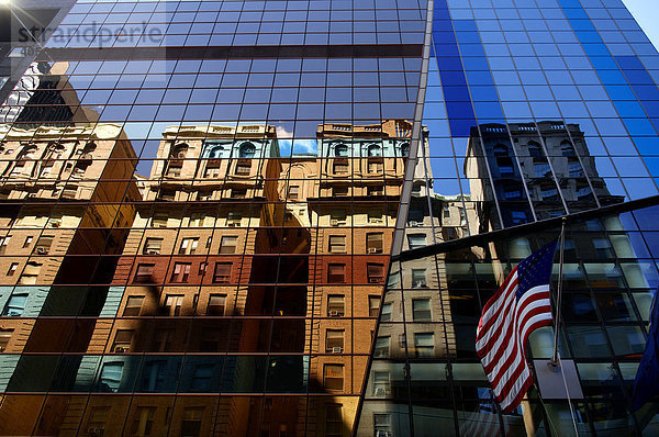 Wolkenkratzerfassade mit Fahne und Spiegelung  New York City  USA