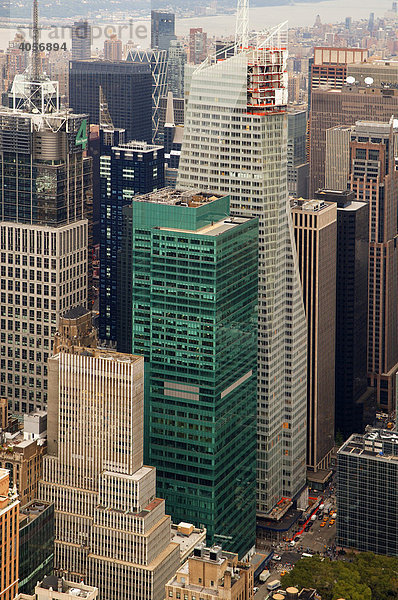 Blick bei Regenwetter vom Empire State Building auf Wolkenkratzer im Bau  New York City  USA