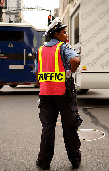 Verkehrspolizistin in Manhattan  New York City  USA