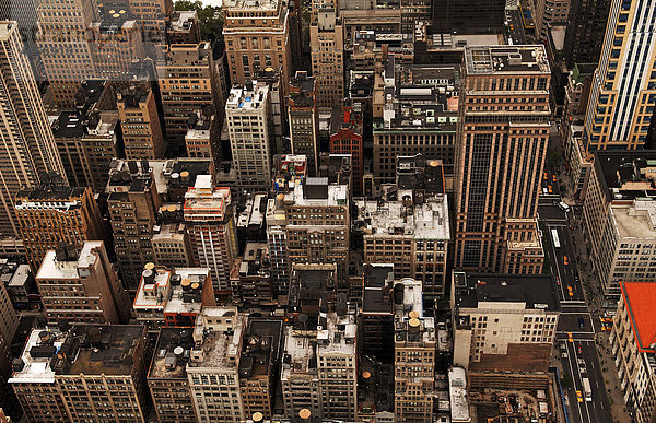 Blick auf Dächer von New York vom Empire State Building  New York City  USA