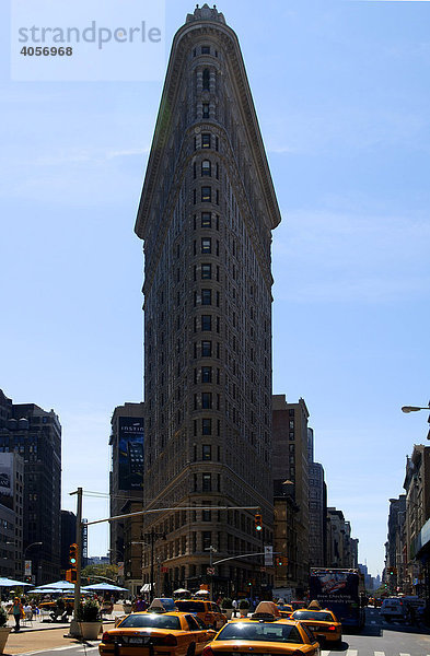 Flatiron Gebäude  vorne gelbe New Yorker Taxen  New York City  USA