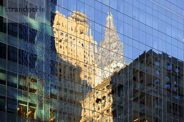 Spiegelung in einer Glasfassade eines Wolkenkratzers  New York City  USA