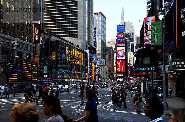 Times Square mit Leuchtwerbung  New York City  USA