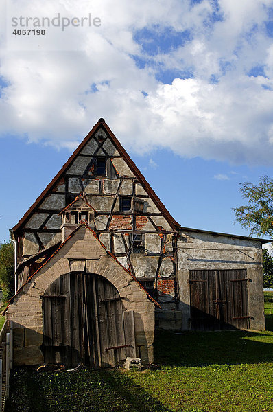 Altes fränkisches Fachwerkhaus mit Backhaus  Beerbach  Mittelfranken  Bayern  Deutschland  Europa