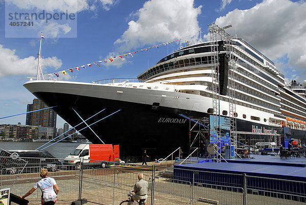 Das neue Kreuzfahrtschiff MS Eurodam der Holland-Amerika-Lijn  HAL  am Wilhelminapier Cruiseterminal  Rotterdam  Süd-Holland  Zuid-Holland  Niederlande  Europa