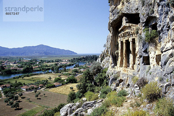 Grab  Grabhöhlen der Lykier im Felswand am Fluss  Flussdelta bei Kaunos  Dalyan in der Provinz Mugla  Türkei