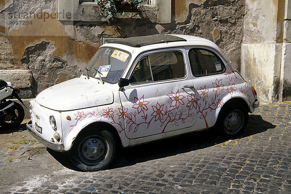 Weißes Auto  Fiat 500  mit Blumen bemalt  Rom  Italien  Europa
