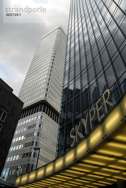 Graue Wolken spiegeln sich in der Glasfassade vom Skyper Hochhaus und Dresdner Bank im Bankenviertel  Frankfurt am Main  Hessen  Deutschland  Europa