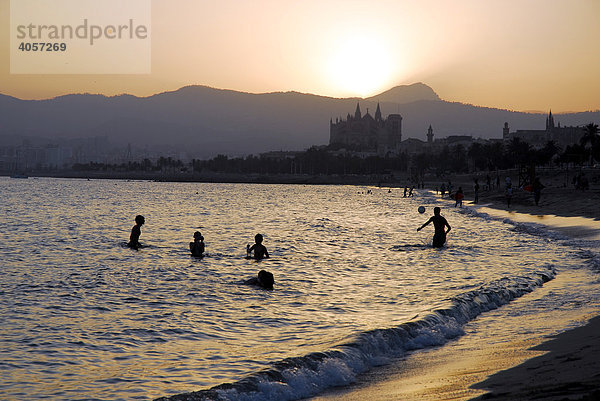Strand  Platja de Can Pere Antoni  Portixol und Sonnenuntergang hinter der Kathedrale La Seu  Palma de Mallorca  Balearen  Mittelmeer  Spanien  Europa
