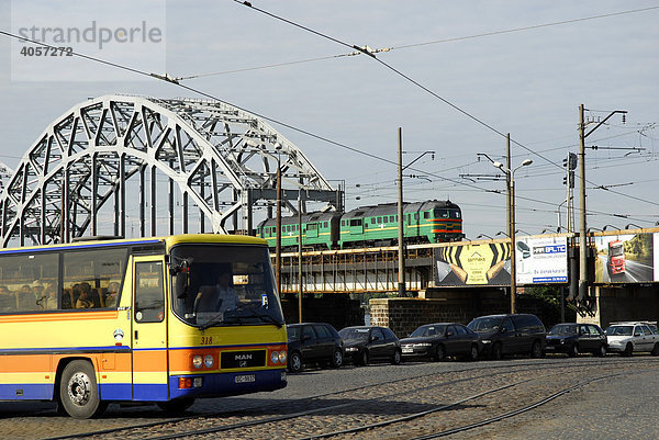 Eisenbahnbrücke und Stadtverkehr mit Bus  Autos und Zug  Krasta iela Straße  Riga  Lettland  Baltikum  Nordeuropa