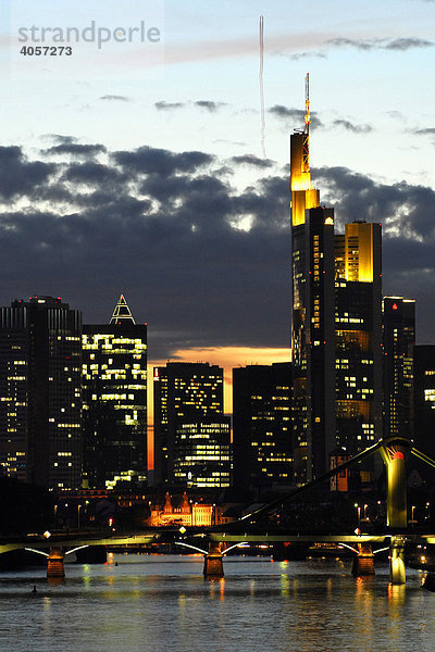 Skyline  Büros und Hochhäuser im Bankenviertel kurz nach Sonnenuntergang  Frankfurt am Main  Hessen  Deutschland  Europa