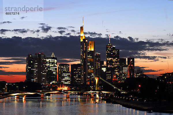 Skyline  Büros und Hochhäuser im Bankenviertel kurz nach Sonnenuntergang  Frankfurt am Main  Hessen  Deutschland  Europa