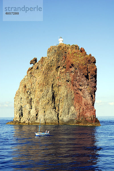 Leuchtturm auf vulkanischem Gestein vor der Insel Stromboli  Äolische oder Liparische Inseln  Tyrrhenisches Meer  Sizilien  Süditalien  Italien  Europa