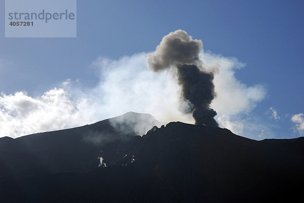 Vulkanische Eruption mit schwarzem Rauch  Stromboli Vulkan  Insel Stromboli  Äolische oder Liparische Inseln  Sizilien  Süditalien  Italien  Europa