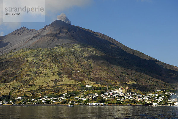 Eruption  Stromboli Vulkan  Insel Stromboli  Äolische oder Liparische Inseln  Tyrrhenisches Meer  Sizilien  Süditalien  Italien  Europa