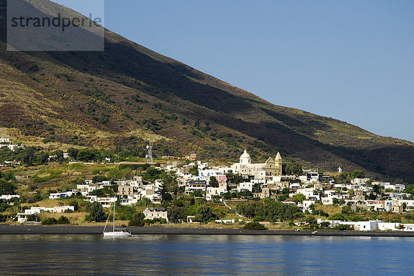 Segelboote liegen vor Anker beim weißen Dorf der Insel Stromboli  Stromboli Vulkan  Äolische oder Liparische Inseln  Tyrrhenisches Meer  Sizilien  Süditalien  Italien  Europa