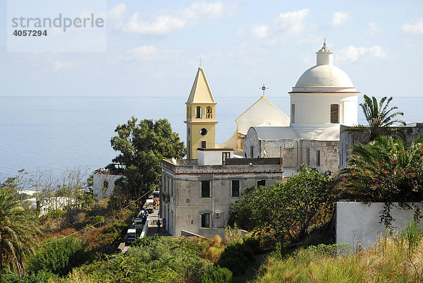 Kirche mit Meeresblick im weißen Dorf auf der Insel Stromboli  Äolische oder Liparische Inseln  Tyrrhenisches Meer  Sizilien  Süditalien  Italien  Europa